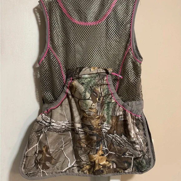 Game Winner Women's Camo Hunting Vest - Picture 3 of 3